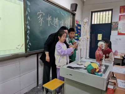 Medical teaching model enters campus